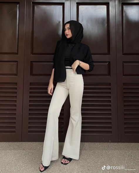 #hijab #hijabi #ootd #modestfashionista #modestyisgorgeous #lfl #ootdsimple #hijabfashioninspiration #hijaberscommunity #hijabinspo Old Money Hijab Outfit, Outfit Kulot, Ootd Korean Style Hijab, Outfit Kantor, Ootd Korean Style, Fashion Identity, Outfit Dinner, Hijabi Fits, Smart Casual Women