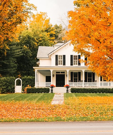 Manchester Vermont, Architecture Antique, Vermont Fall, Fall Getaways, New England Travel, New England Homes, House Goals, Pretty House, Fall Foliage