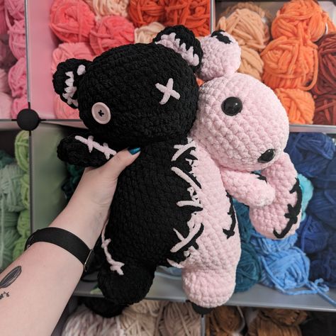 Black & Pastel Pink Two Headed Plush 💟🖤 📎 Available for purchase on my website, link in bio! https://delaraescreations.com/ 📖 Pattern: @rin.meow21 🧶 For specific such as: pattern links, yarn brand/type/shade details, hook size, eye size, etc please see the plushie gallery linked in my bio! ❤️ Likes, comments, shares, saves, and follows are encouraged and appreciated to help with the ever-changing algorithm! 👋 Hi! Thank you so much for visiting my page. Delarae's Creations is a women-o... Crochet Stuffys, Jumbo Yarn, Crochet Plushie, Bunny Crochet, Plushie Patterns, Gothic Clothes, Crochet Teddy, Creative Things, Fun Crochet Projects