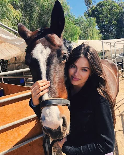 Happy Teens, Horse Photography Poses, Horse Riding Aesthetic, Foto Cowgirl, Pictures With Horses, Equestrian Aesthetic, Horse Aesthetic, Equestrian Life, Best Photo Poses