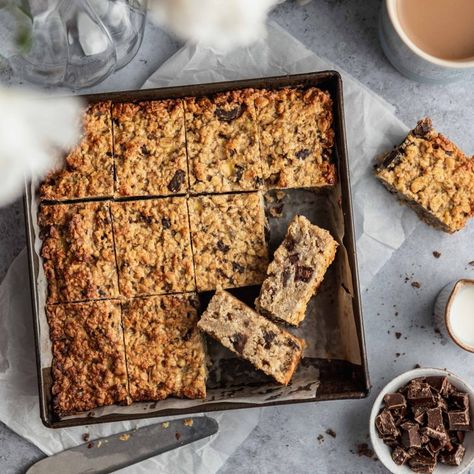 Chocolate chunk banana flapjack – Sarah's Healthy Kitchen Banana Flapjack Recipe, Healthy Flapjack Recipe, Scottish Baking, Chef Branding, Banana Flapjack, Healthy Flapjack, Flap Jacks, Chocolate Flapjacks, Granola Snacks