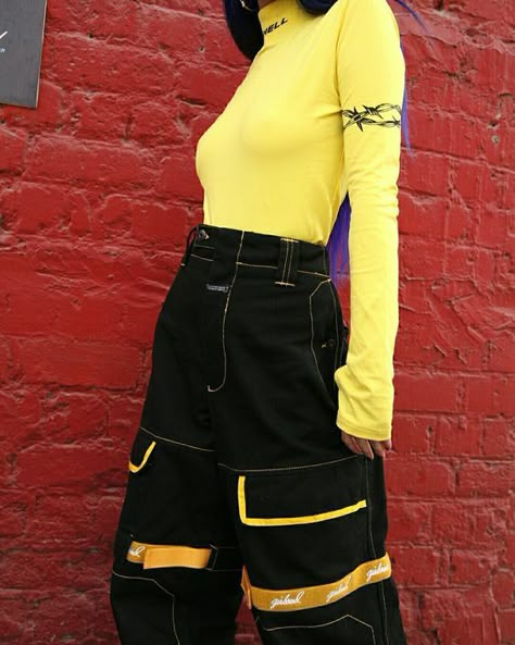 90s yellow aesthetic clothes at thebunnytail.com Chuck Taylor Outfit, Goth Outfit, Mode Chanel, Sneakers Fashion Outfits, Outfits Black, Outfit Trends, Women Street, Whitening Cream, Mode Inspo