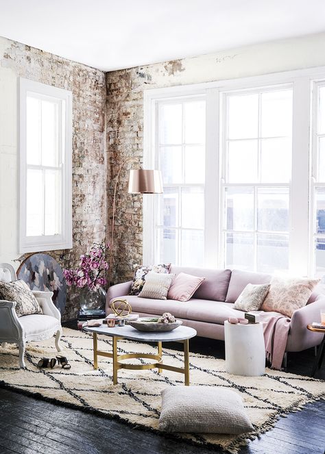 Hard-edged urban style dissolves under the influence of curved silhouettes and delicate shades of rose Interior Boho, Industrial Livingroom, Funky Decor, Romantic Home Decor, Design Del Prodotto, A Living Room, Design Living, Home Fashion, Living Room Inspiration