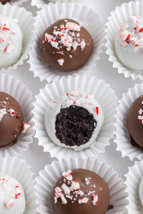 Peppermint Oreo Truffles in each muffin liners. No Bake Oreo Peppermint Cheesecake Bites, Snowman Oreo Truffles, Peppermint Oreo Truffles Recipe, Peppermint Brownie Truffles, Peppermint Oreos, Oreo Truffles Recipe, Quick Treats, Oreo Truffles, Cookie Brownie Bars