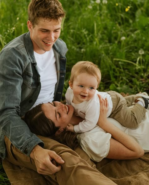 What a joy it’s been to watch these two create a life together.🥹🫶🏻 From photographing them while dating, then documenting their wedding, and now as parents with their sweet son. This is why I love doing this. I get to be there for my clients throughout the years and document each season for them. I get to see them as dating teens to now adults with a whole new love in their eyes for their first little one. My heart feels so full. Also, it’s so dang FUN seeing these beautiful people time a... Parents And Toddler Photoshoot, Complete Family Picture, Parents Photoshoot, Teen Parents, Boho Family Photos, Action Board, Toddler Photoshoot, Family Picture Poses, Family Photo Pose