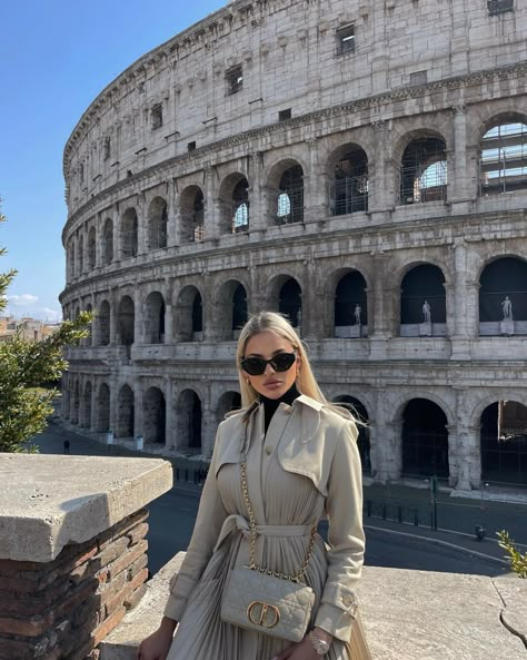 Influencer Holiday Photos, Rome In The Fall, Rome Autumn Outfit, Rome Instagram Pictures Winter, Rome Picture Ideas Winter, Rome Photo Ideas Winter, Winter In Rome Outfits, Rome Outfits Fall, Rome Outfits Winter