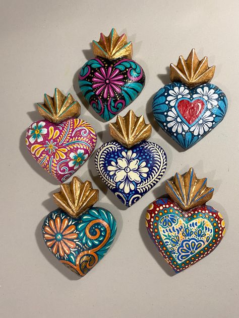 Mexican Heart Art, Mexican Folk Art Decor, Mexican Heart, Sacred Heart Art, Mexican Culture Art, Sacred Hearts, Mexican Home Decor, Mexican Crafts, Painted Hearts