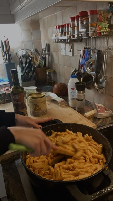 Cook Dinner Aesthetic, Cook More Aesthetic, Cait + Core + Aesthetic, Cute Pasta Aesthetic, Pasta Lover Aesthetic, Learning How To Cook Aesthetic, Food Friends Aesthetic, Making Pasta With Friends Aesthetic, Bestie Date Aesthetic