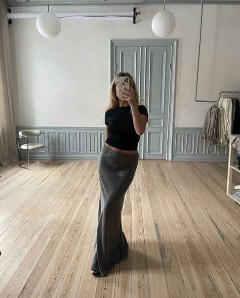 Djerf Outfits, Matilda Djerf Style, Rok Outfit, Satin Maxi Skirt, Maxi Skirt Outfits, Matilda Djerf, Rock Outfits, Work Fits, Stockholm Fashion