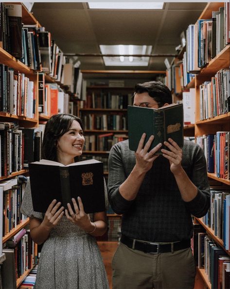 Library Prewedding Photo Ideas, Library Pre Wedding Shoot, Perpustakaan Date, Book Store Photoshoot Couple, Prewedding Library, Library Photo Shoot Couple, Bookstore Photoshoot Couple, Bookstore Engagement Photos, Library Couple Photoshoot