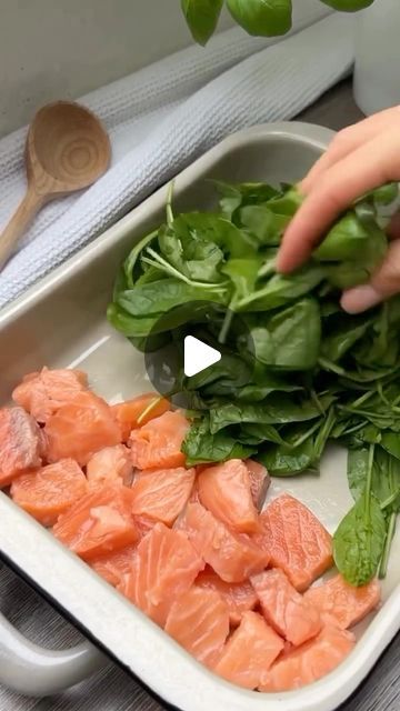 Daily Nutrition Tips on Instagram: "Salmon Pasta 🍣🍝 (via: @eleni.fit_)  Ingredients: 2 pieces salmon 4 cups fresh spinach 3 tomatoes 3/4 cups herb cream cheese light salt, pepper, garlic powder, oregano 1 tbsp olive oil  Directions: Bake in the oven at 390°F for about 20 min. Enjoy🫶  #salmon #pasta #healthyrecipes #easyrecipes #delicious" Pasta With Salmon And Spinach, Boursin Salmon, Salmon Spinach Recipes, Spinach And Salmon, Salmon Pasta Bake, Salmon Pesto Pasta, Sliders Recipes Hawaiian Rolls, Herb Cream Cheese, Cream Cheese Spinach