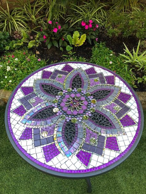 Mozaic Desene, Mosaic Balls, Porch Table, Mosaic Art Diy, Mosaic Pots, Mosaic Garden Art, Mosaic Art Projects, Mosaic Tile Art, Glass Mosaics