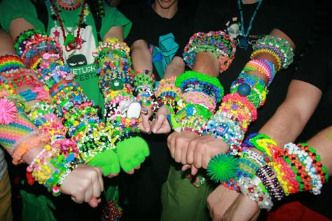 Kandi Kids Kandi Rave, Pulseras Kandi, Bracelets Kandi, Rave Kandi, Kandi Beads, Diy Kandi Bracelets, Kandi Inspo, Scene Aesthetic, Eat Sleep Rave Repeat