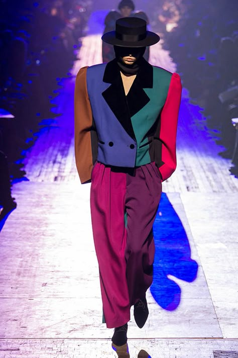 A color blocked suit with large shoulders at Marc Jacobs. 1980s High Fashion, Power Dressing 80s, 80's Suits Women, 80s High Fashion, 80s Power Suit, 1980s Power Suit, 1980s Suits Women, 80s Oversized Blazer, Colorful Suits