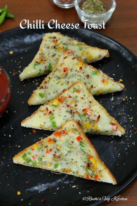 CHILLI CHEESE TOAST (On Tava) – Ruchi's Veg Kitchen Chili Cheese Toast Indian, Chili Cheese Toast, Breakfast Ideas No Eggs, Lunch Bites, Chilli Cheese Toast, Veggie Medley, Vegetarian Breakfast Ideas, Veg Breakfast, Cheese Toast Recipe