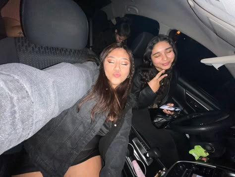 Friends In The Car Aesthetic, Friends In Car Aesthetic, Car Photos With Friends, Friends In A Car, Flash Photos Aesthetic, Flash Pictures Aesthetic, Car Ride With Friends, Car Friends Aesthetic, Friends In Car