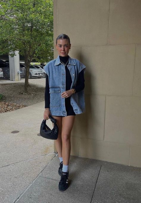 Oversized Sleeveless Denim Jacket Outfit, Denim Vest Oversize, Long Jean Vest Outfits, Oversize Denim Vest Outfit, Nanny Outfit Ideas Casual, How To Style A Jean Vest, Long Denim Vest Outfit, Oversized Jean Vest Outfits, Denim Vest And Skirt Outfit