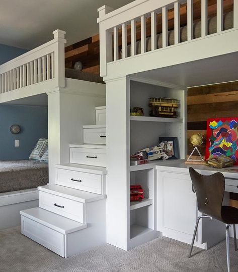 Shared boys' bedroom for 3 boasts a white built-in loft bed fitted with two beds and a white staircase finished with storage drawers. Bedroom For 3, Shared Boys Bedroom, Boys Shared Bedroom, White Staircase, Kids Shared Bedroom, Bunk Bed With Desk, Shared Girls Bedroom, Shared Kids Room, Bunk Beds Built In