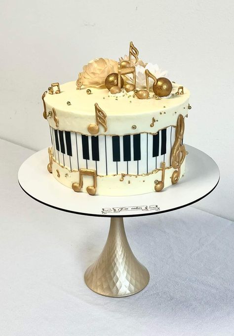 Music Cake Ideas For Men, Bolo Musical, Cakes Without Fondant, Birthday Cake Alternatives, Apple Cake Pops, Piano Cake, Music Themed Cakes, Piano Cakes, Teacher Cakes