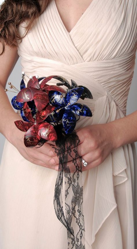 Guitar pick bouquet Guitar Picks Crafts, Rocker Wedding, Tacky Wedding, Free Online Guitar Lessons, Alternative Wedding Bouquet, Biker Wedding, Online Guitar Lessons, Guitar Pics, Rock Wedding