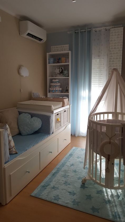 Ikea Hemnes Divan, Ikea Hemnes Bed Hack, Nursery With Day Bed, Ikea Hemnes Daybed Hack, Hemnes Bed Ideas, Hemnes Daybed Hack, Lit Hemnes Ikea, Divan Ikea, Ikea Divan