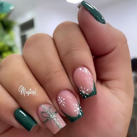 Trendy Christmas Nails 2025, Trendy Christmas Nails Green, Christmas Nails Simple Classy Green, Christmas Nails 2024 Trends, December Nails Green, Pastel Christmas Nails, Nail Dipping Powder Colors, Nail Noel, Bow Nail Designs