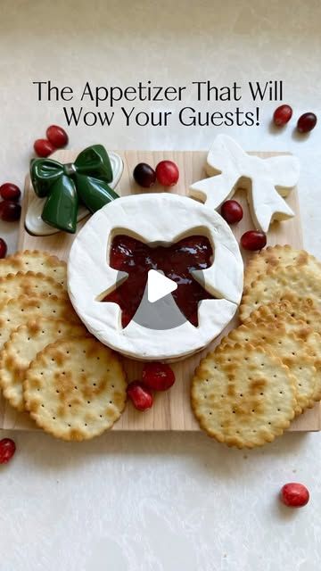 Bow Charcuterie Board, Christmas Cheeseboard, Cheeseboard Recipe, Christmas Hosting, Cranberry Cocktail, Napkin Folding, Christmas Party Food, Christmas Appetizers, Anne Marie