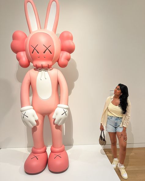 A touch of 🍋 and KAWS! 🌼 Swipe to see the KAWS exhibit at the AGO! 🎨✨ Every piece was so cool 🫶🏽 It was a great day time date in the city with the hubs 🏙️ Outfit deets 💛 Shirt and tee @zara Shorts @tommyhilfiger Shoes @nike Bag @gucci Sunnies @fendi Summer outfit, yellow vibes, how to style dunks, outfit inspo, yellow outfit, mellow yellow, mom outfit #ago#kaws#yellowoutfit#lemonoutfit#zaraoutfits#dunks#nikedunks#guccibag#streetstylelook#streetstyleinspo#summerstyle#howtostyleit#zar... Kaws Exhibit, Style Dunks, Nike Bag, Dunks Outfit, Outfit Yellow, Mom Outfit, Nike Bags, Bag Gucci, Yellow Outfit