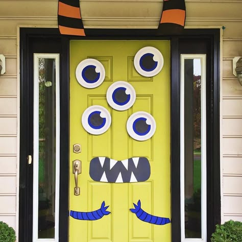 Cute & Creepy Monster Mash Halloween Door (via @eastcoastcreative). Porta Halloween, Halloween Doors, Diy Halloween Door Decorations, Monster Door, Halloween Diy Door, Halloween Front Door Decorations, Halloween Living Room, Cute Creepy, Halloween Decor Diy