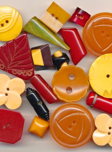 Vintage Bakelite Buttons Pretty Buttons, Old Buttons Vintage, Porcelain Buttons, Retro Round Bakelite Jewelry, Button Collecting, Vintage Bakelite Buttons, Bakelite Jewelry, Vintage Sewing Notions, Vintage Bakelite