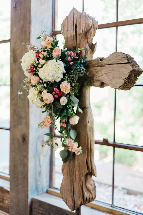 pink and white flowers on wooden cross, ceremony decoration, indoor wedding Grave Cross Wooden, Easter Cross With Flowers, Cross Floral Arrangements, Diy Cross Decor, Wooden Cross With Flowers, Cross Flower Arrangement, Cross Decorations, Cross With Flowers, Cross Flowers