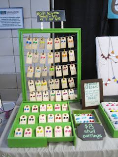 Keep this in mind for business studies market day display for if girls decide to sell earrings Craft Table Display, Craft Show Booth Ideas, Jewellery Display Ideas, Craft Fair Display Ideas, Jewelry Packaging Diy, Craft Display Ideas, Fair Booth Ideas, Fair Display Ideas, Market Display Ideas