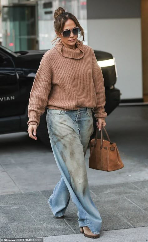 Jennifer Lopez is stylish in baggy jeans as she does holiday shopping Jennifer Lopez Winter Outfits, Jeans Baggy Outfit, Jeans And Sweater Outfit, Baggy Sweater Outfits, Jennifer Lopez Style, Outfit Nero, March Outfits, Jlo Style, J Lo Fashion