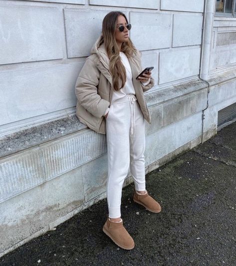 Scandinavian Minimalism Outfit, Tan Crocs Outfit, Emu Outfit, Fall Ugg Outfits, How To Style Ugg Boots, Mini Ugg Outfit, Style Ugg Boots, Uggs Tasman, Mini Uggs