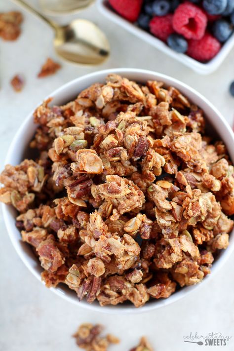 Grain Free Paleo Granola Paleo Granola Recipe, Paleo Snack, Granola Recipe Healthy, Paleo Granola, Gf Breakfast, Low Gi, Grain Free Granola, Gluten Free Sweet, Granola Recipe