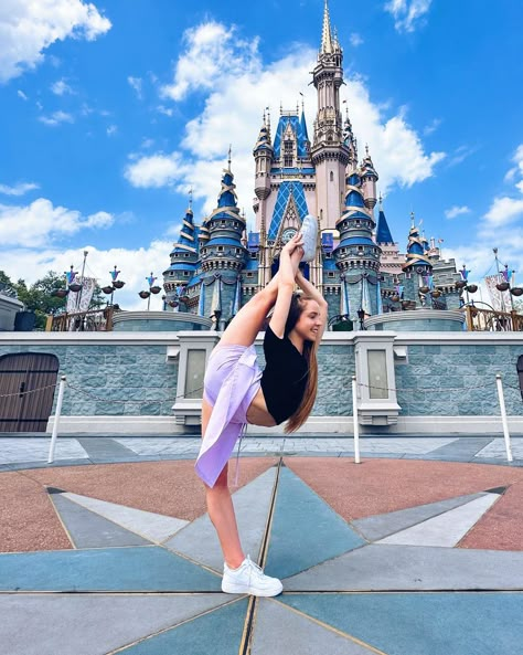 Anna Mcnulty Photos, Anna Mcnulty, Gymnastics Images, Flexibility Dance, Dance Photo Shoot, Gymnastics Poses, Foto Shoot, Famous Youtubers, Artistic Gymnastics