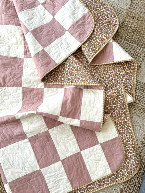 Gingham Quilt Pink, Easiest Quilt Pattern, Quilts To Showcase Fabric, How To Sew A Quilt Together, Christmas Quilt Crafts Gift Ideas, Easy Blanket Sewing, Quilt For Mom, Sewing Patterns Quilts, Quilt On Couch