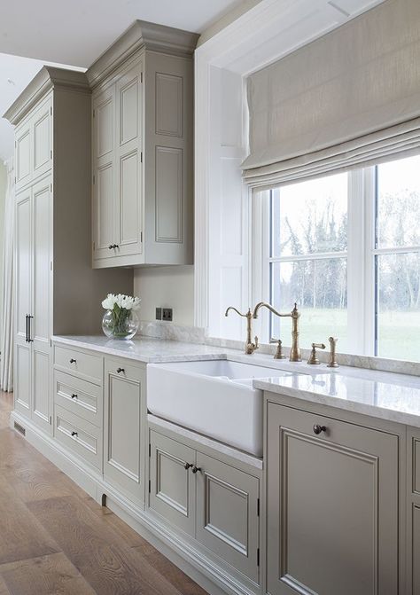 Cream Painted Kitchen Cabinets, Kitchens Without Upper Cabinets, Kitchen Cream, Georgian Kitchen, Modern Georgian, Classic White Kitchen, Laundry Design, New Kitchen Designs, White Kitchen Design