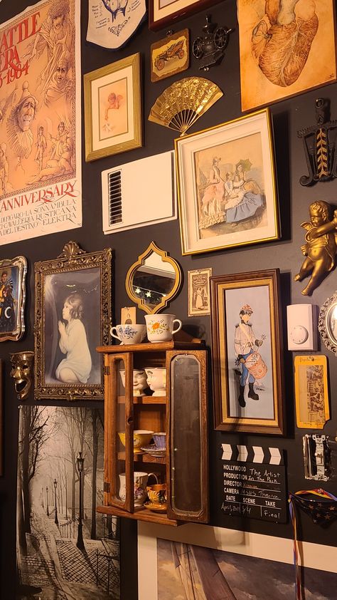 Victorian vintage gallery wall aesthetic Gallery Wall Aesthetic, Vintage Gallery Wall, Gallery Wall Bedroom, Victorian Parlor, Wall Aesthetic, Victorian Bedroom, Vintage Gallery, Victorian Wall, Victorian Vintage