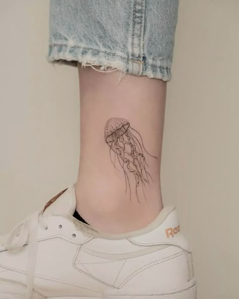 Jelly Fish Line Tattoo, Jellyfish Tattoo On Arm, Jelly Fish Minimalist Tattoo, Realistic Jelly Fish Tattoo, Jellyfish Tattoo On Leg, Jellyfish Ankle Tattoo, Jelly Fish Tattoos For Women, Jelly Fish Tattoo Fine Line, Fine Line Fish Tattoo