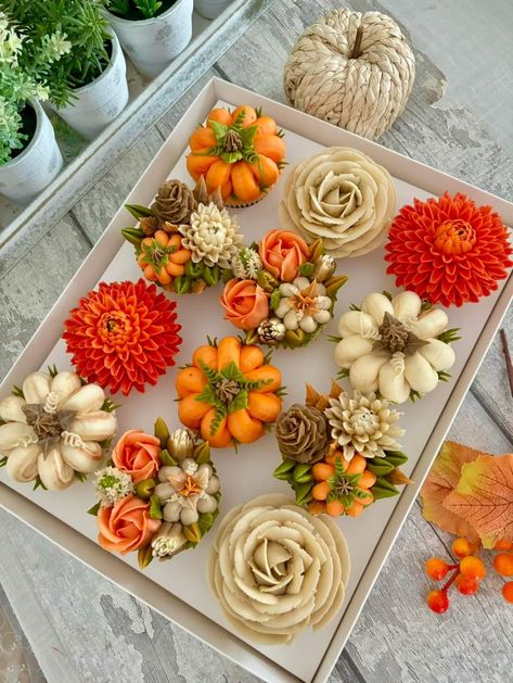 Fall Buttercream Cupcakes, Fall Cupcake Designs, Fall Flower Cupcakes, Fall Cupcakes Decoration, Halloween Cupcake Cake, Thanksgiving Cake, Fab Cakes, Thanksgiving Cupcakes, I Love Autumn