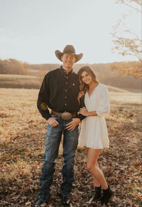 Western Engagement Pictures, Country Couple Photos, Western Couple Photoshoot, Western Engagement Photos, Western Couples, Western Photo Shoots, Fall Couple Pictures, Rustic Engagement Photos, Country Couple Pictures