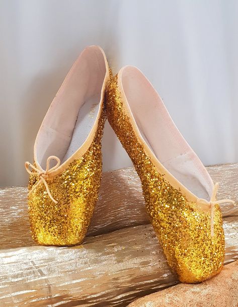 Gold sparkly ballet shoes Gold Pointe Shoes, Nutcracker Poster, Yellow Ballet Shoes, Eah Aesthetic, Gold Ballet Shoes, Rosabella Beauty, Solo Dance, Cerise Hood, Lizzie Hearts