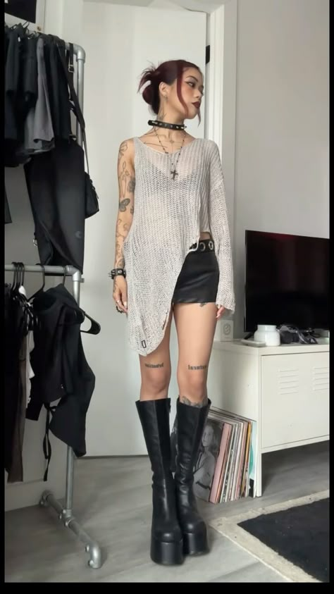 Indie Alternative Aesthetic Outfits, Grimes Style Outfits, Orca Inspired Outfit, Grunge Music Festival Outfit, Layered Alternative Outfits, Sum41 Concert Outfit, Concert Outfit Fishnets, Punk Minimalist Style, Eusexua Outfit