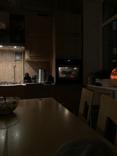 Dark Kitchen With Plants, Late Night Kitchen Aesthetic, Kitchen At Night, Dark Boy Aesthetic, Living Room Night, European Living Room, Kitchen Plants, Retro Room, Dark Kitchen