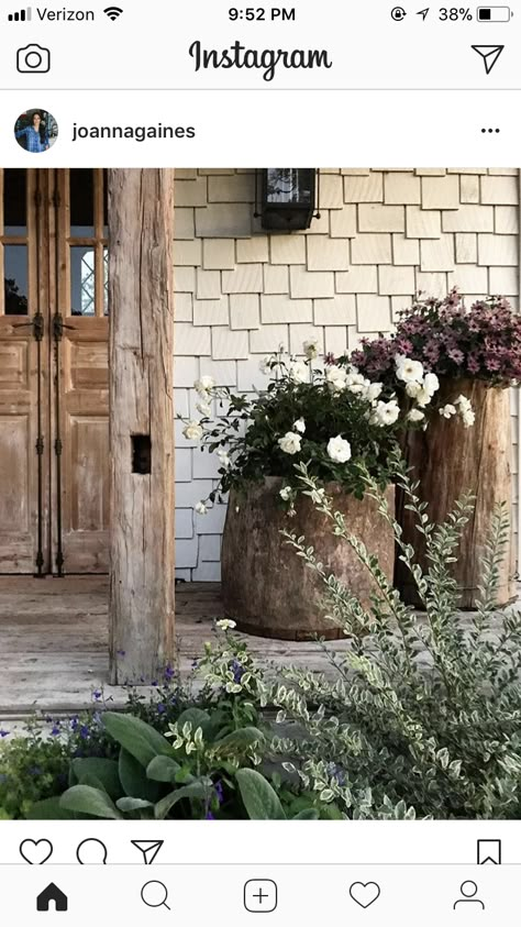 Front Porch Ideas Curb Appeal, Farmhouse Garden, Front Porch Decorating, Cool Ideas, Country Farmhouse Decor, Joanna Gaines, French Country Decorating, Yard Landscaping, Front Yard Landscaping