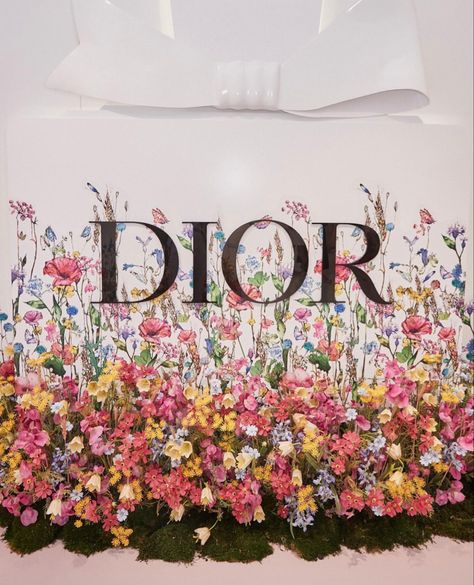 #dior #diorbag #flowers #diorflowers #diorshowcase #diorexhibit Dior Decorations Decor, Dior Backdrop, Dior Bedroom, Dior Vibes, Dior Flowers, Dior Event, Luxury Graphic Design, Pakistani Wedding Decor, Dior Aesthetic