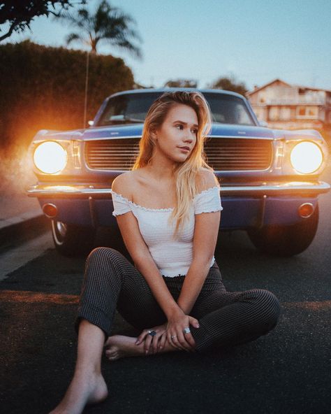 Car Self Portrait, Classic Car Photoshoot Ideas, Girl Photoshooting With Car, Car And Person Photography, Classic Car Senior Pictures, Photos With Car Ideas, Posing With A Car, Woman And Car Photoshoot, Car Shooting Girl