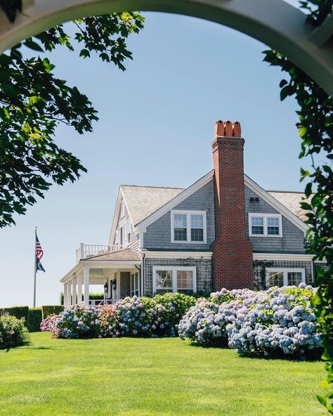 This Nantucket home and gorgeous hydrangeas are such a pretty snapshot of summer! ❤️ How are you celebrating summer this weekend? Comment below! #bhghome 📷: @palmbeachlately / @briansagerphotography Luxury Home Exterior, Beach House Decor Coastal Style, England Houses, Nantucket Style Homes, Nantucket Cottage, Nantucket Home, Nantucket Style, Nantucket Island, Beach Cottage Decor