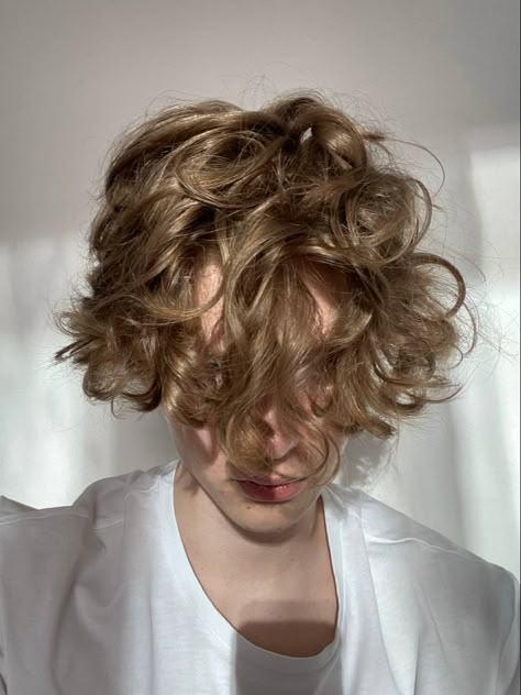 Apollo Haircut, Blonde Curls Men, Monstrous Regiment, Men Blonde Hair, Surfer Hair, Medium Blonde Hair, Dragon Kid, Color Rubio, Mens Hairstyles Thick Hair